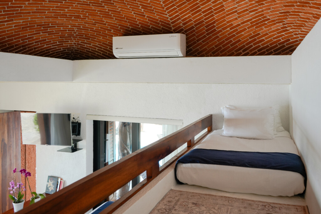 Recámara con techo artesanal de ladrillo en Casa Corazón, Playacar