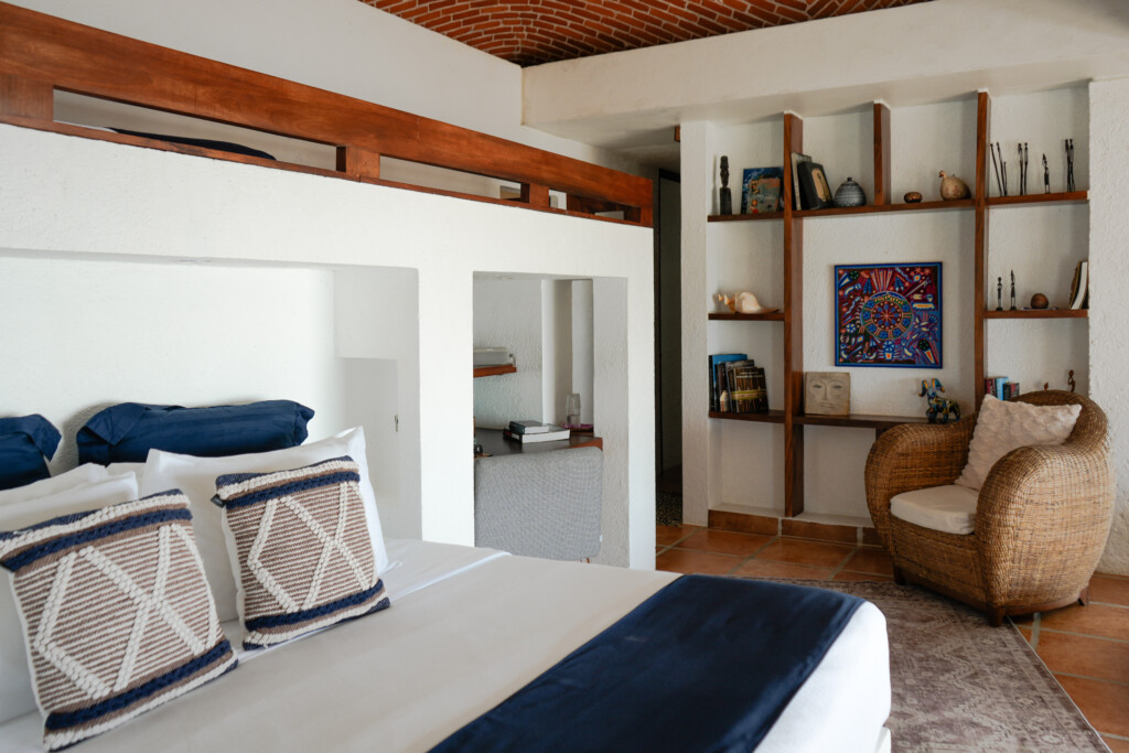 Recámara principal con sala de estar en Casa Corazón, renta vacacional en Playacar