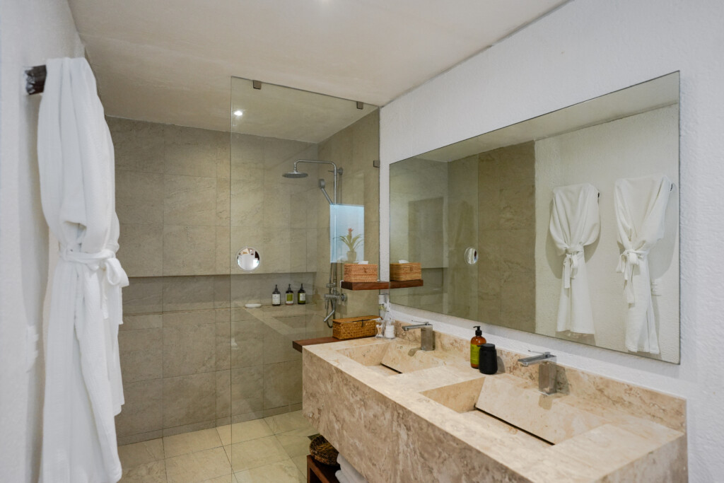 Interior con detalles de lujo en Casa Corazón, villa frente al mar en Playacar